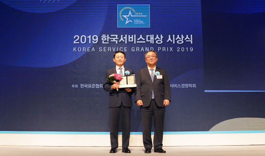 롯데건설 하석주 대표이사(왼쪽)가 2019 한국서비스대상 시상식에서 아파트부문 종합대상을 수상 후 기념 촬영을 하고 있다. 롯데건설 제공